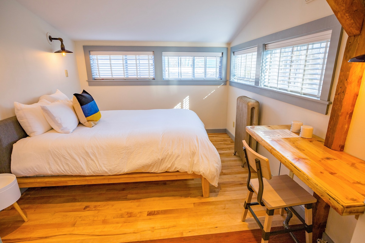 The Deers Head Inn, Queen Bed Library Room