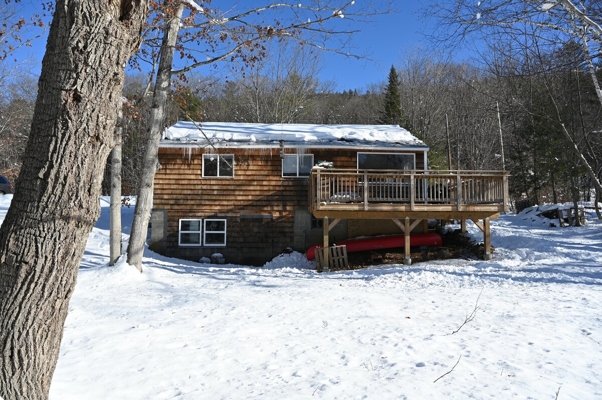 适合滑雪或冬季度假的湖畔小屋