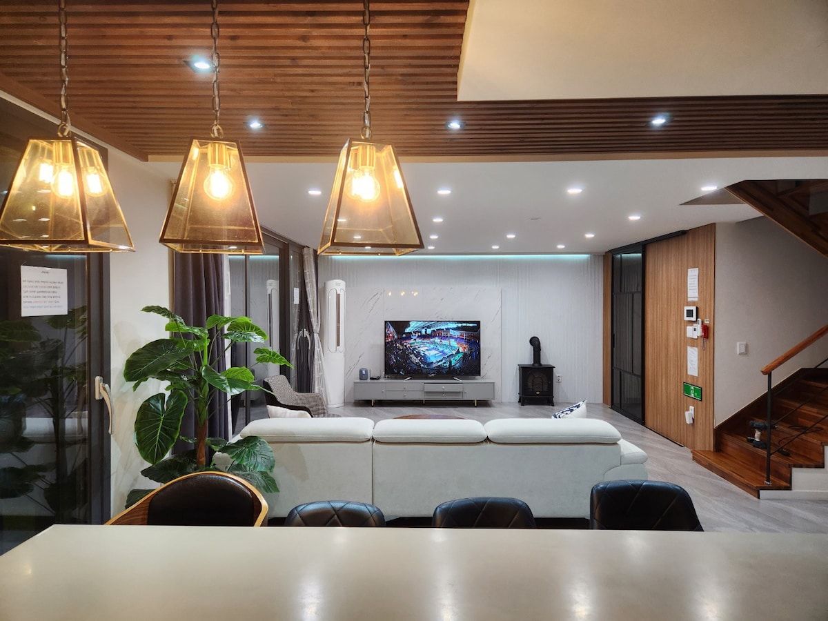 Hayley Hills Room 201 Modern House Luxury 50 pyeong烧烤火坑