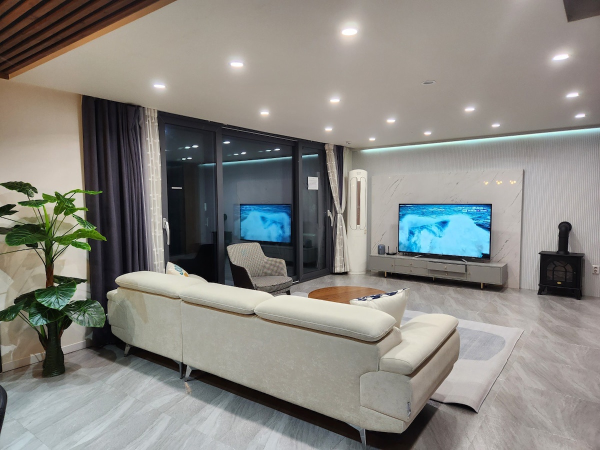 Hayley Hills Room 201 Modern House Luxury 50 pyeong烧烤火坑