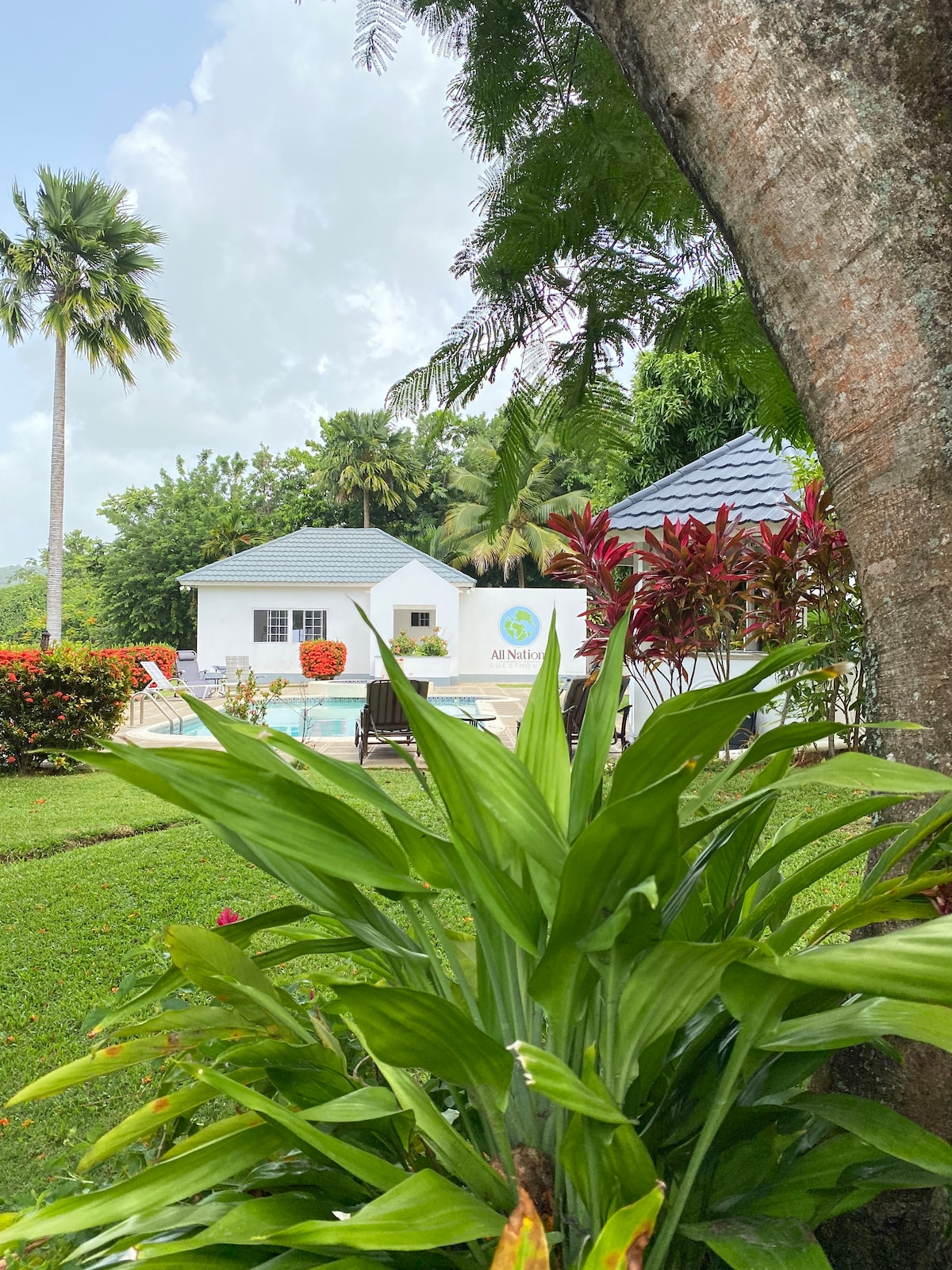 Queen Bedroom - Garden view