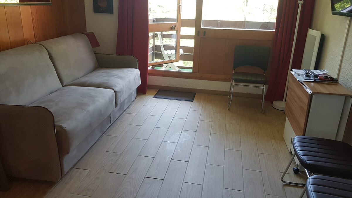 isola 2000单间公寓25平方米4张沙发