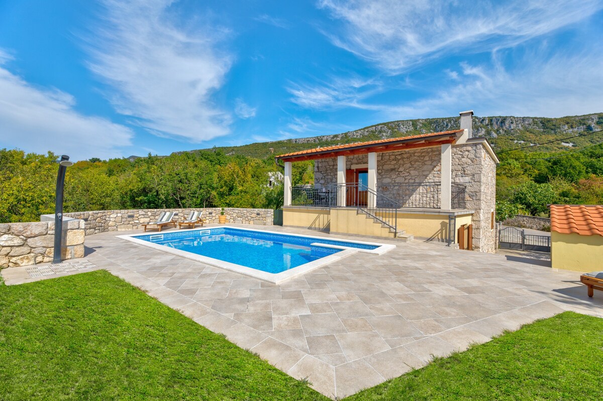 Newly renovated stone villa for 4-5 people,Grizane