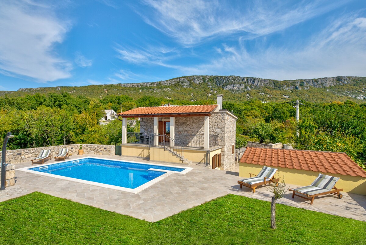 Newly renovated stone villa for 4-5 people,Grizane