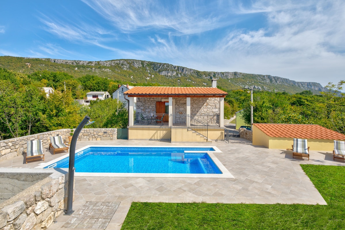 Newly renovated stone villa for 4-5 people,Grizane