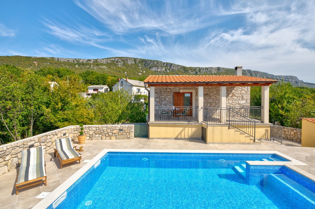 Newly renovated stone villa for 4-5 people,Grizane