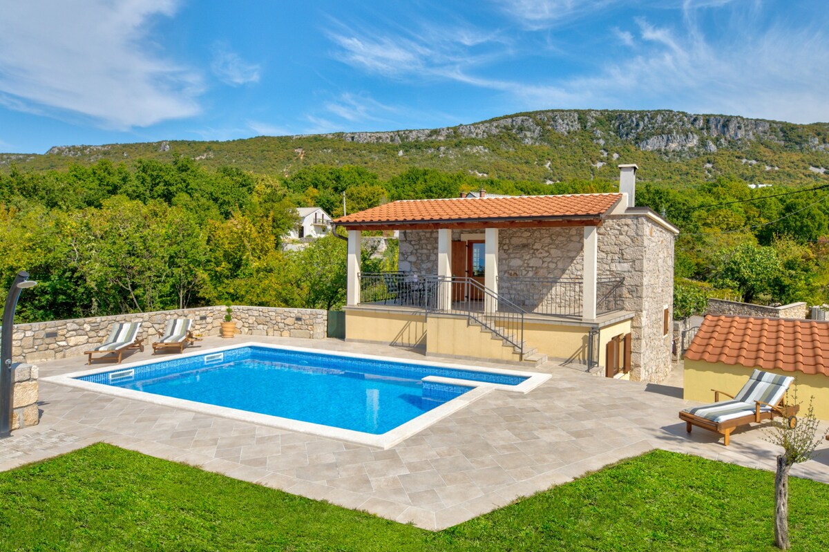 Newly renovated stone villa for 4-5 people,Grizane