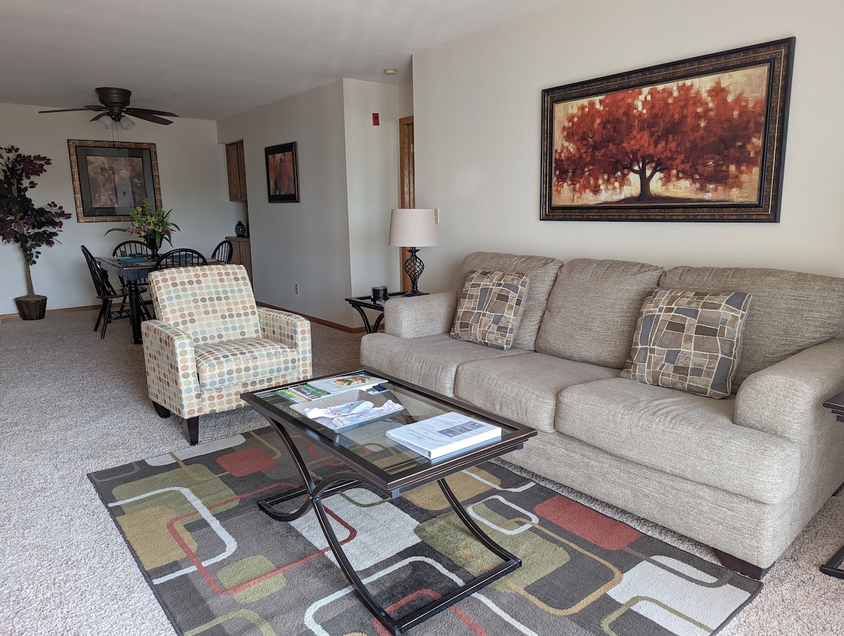 Cozy 1BD/1.5BA Apartment in Pewaukee