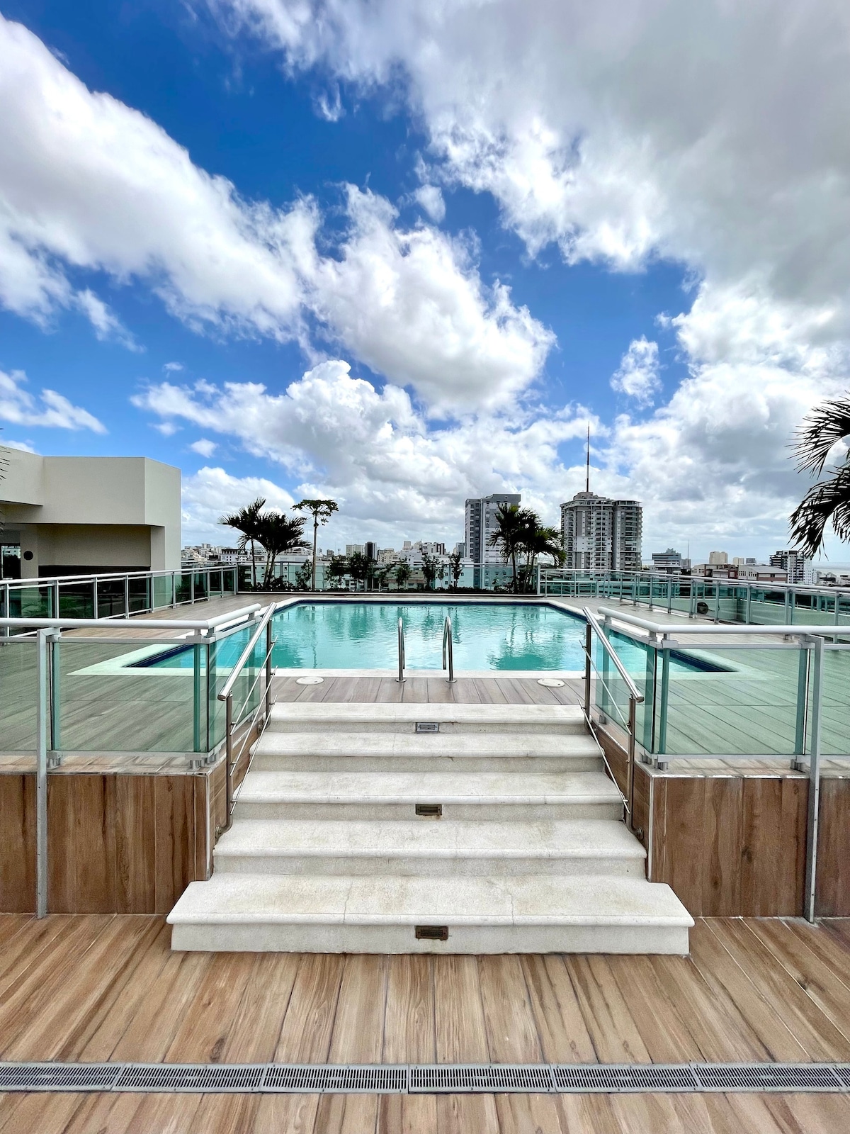 Centrico Bello公寓，带海景泳池和健身房