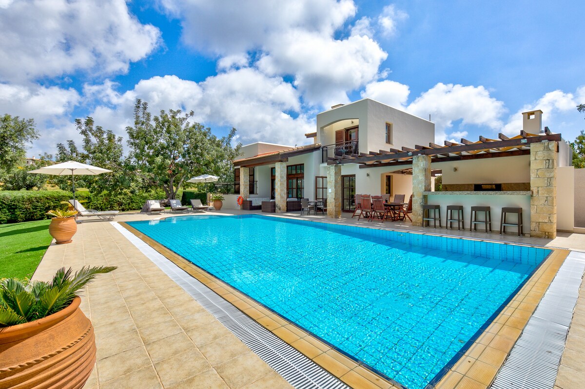 Villa Paparouna with private pool and hot tub