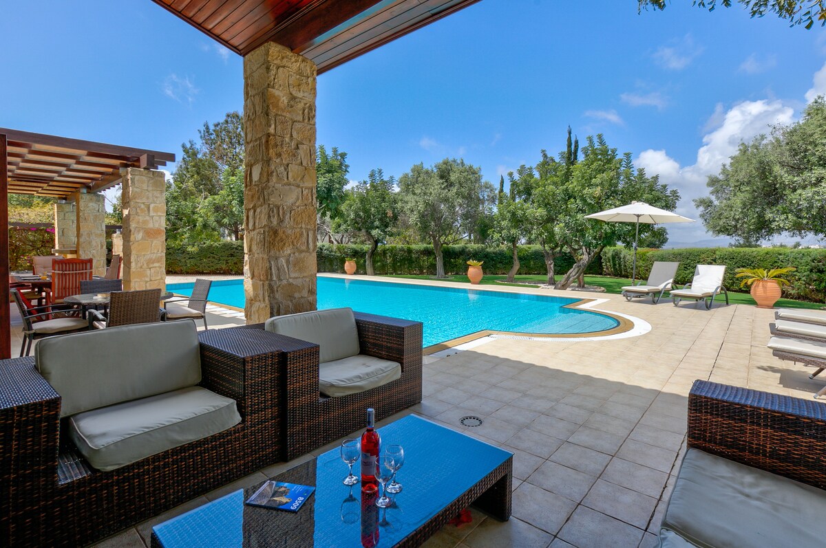 Villa Paparouna with private pool and hot tub