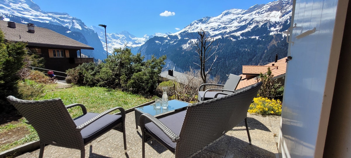 Valley Views Wengen • Terrasse mit Berg & Talblick