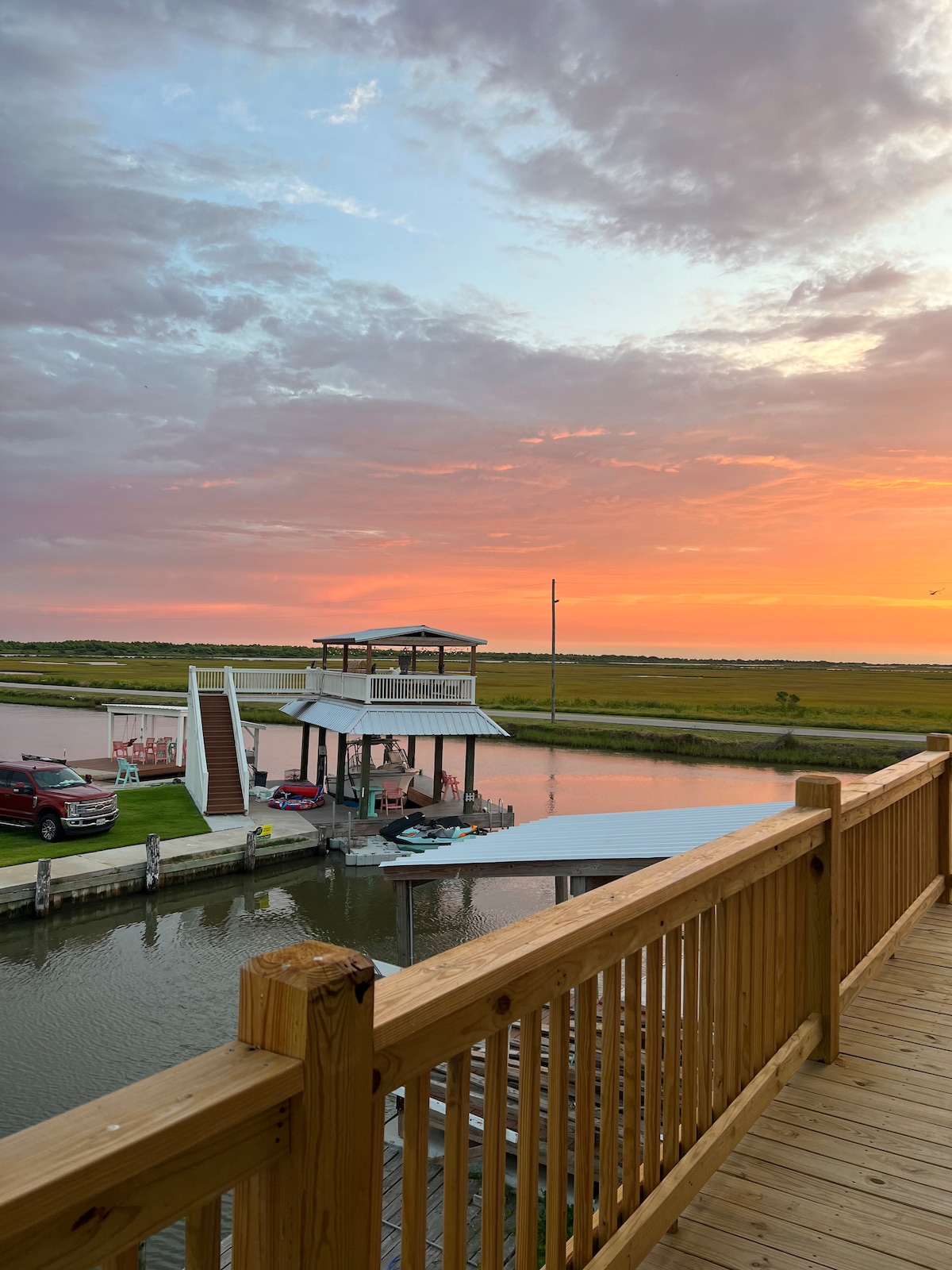 TeeTee’s on the water! Entire home on canal