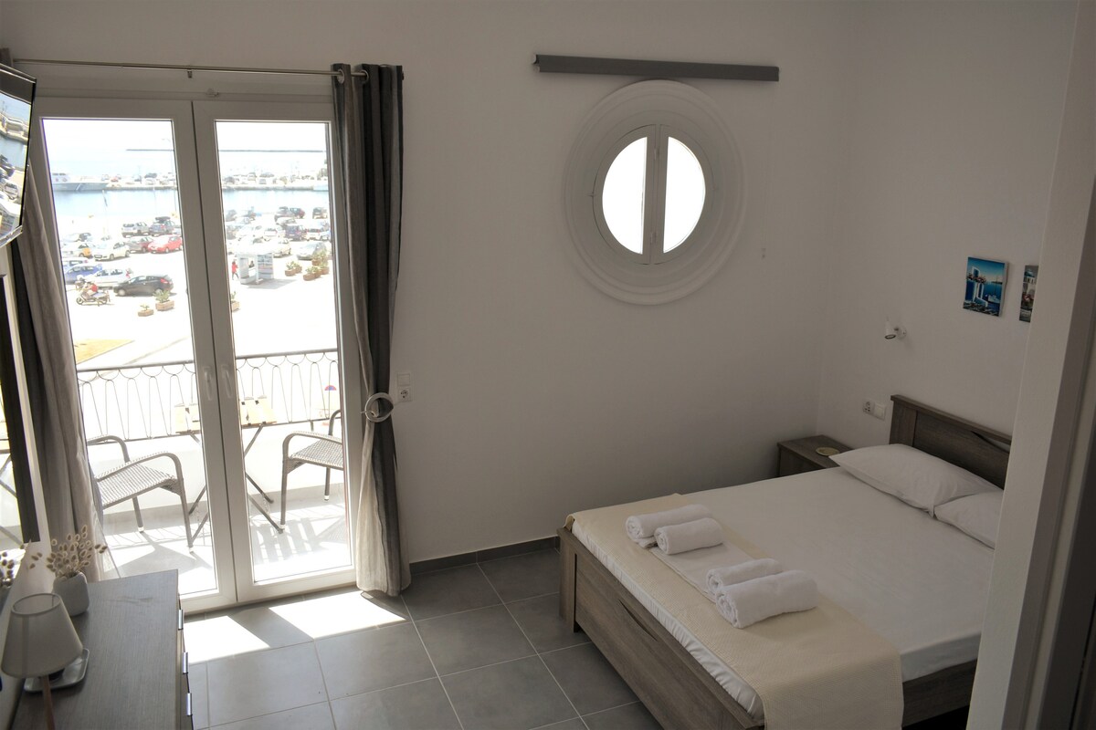 小单间公寓，可欣赏Tinos港口景观