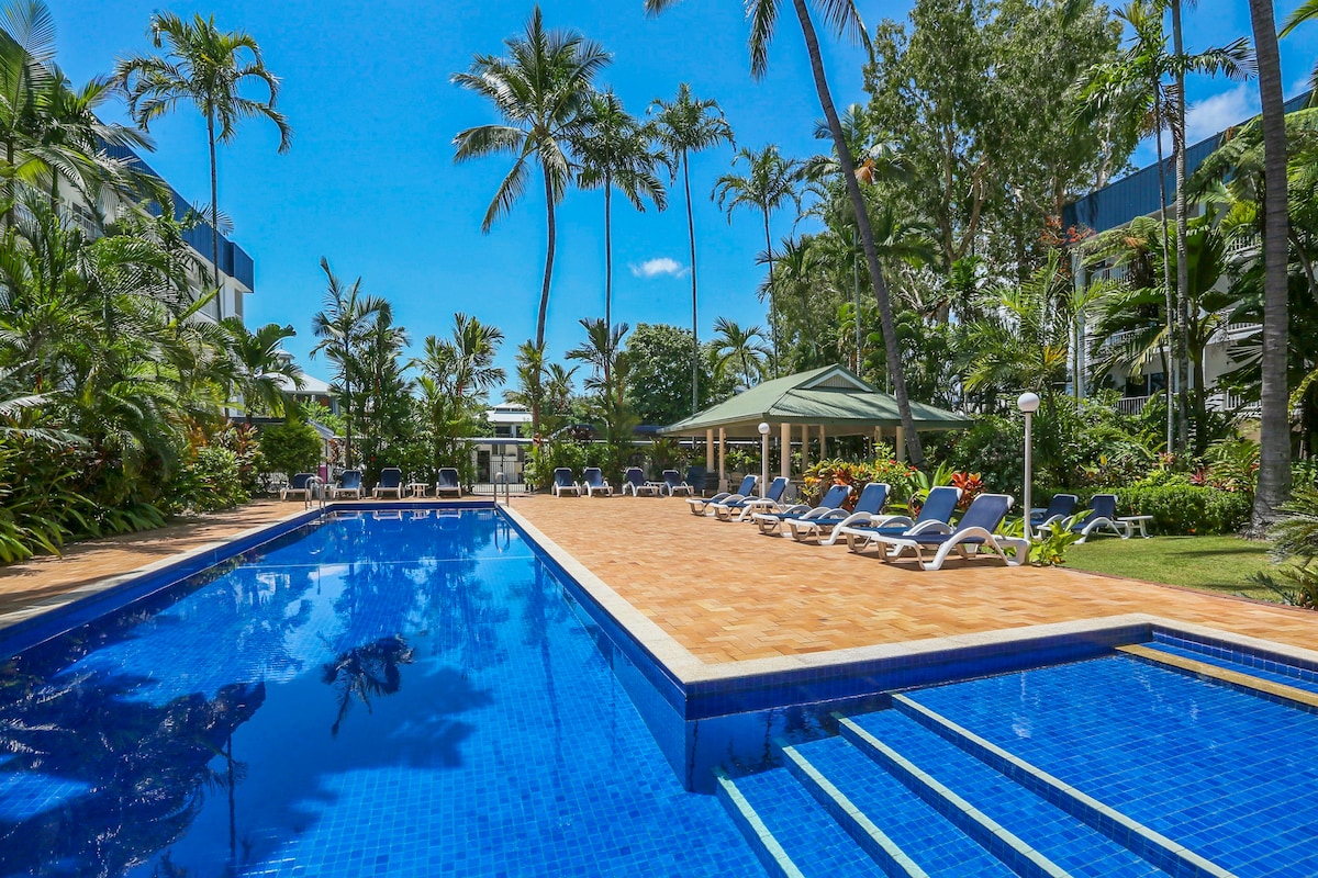带泳池和花园景观的海滨公寓！