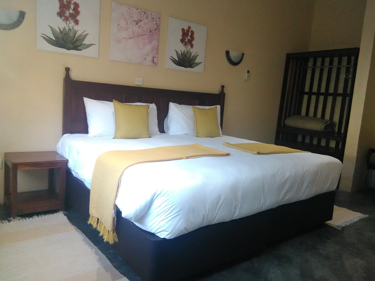 ROOM 4, has twin beds, can be combined to king bed