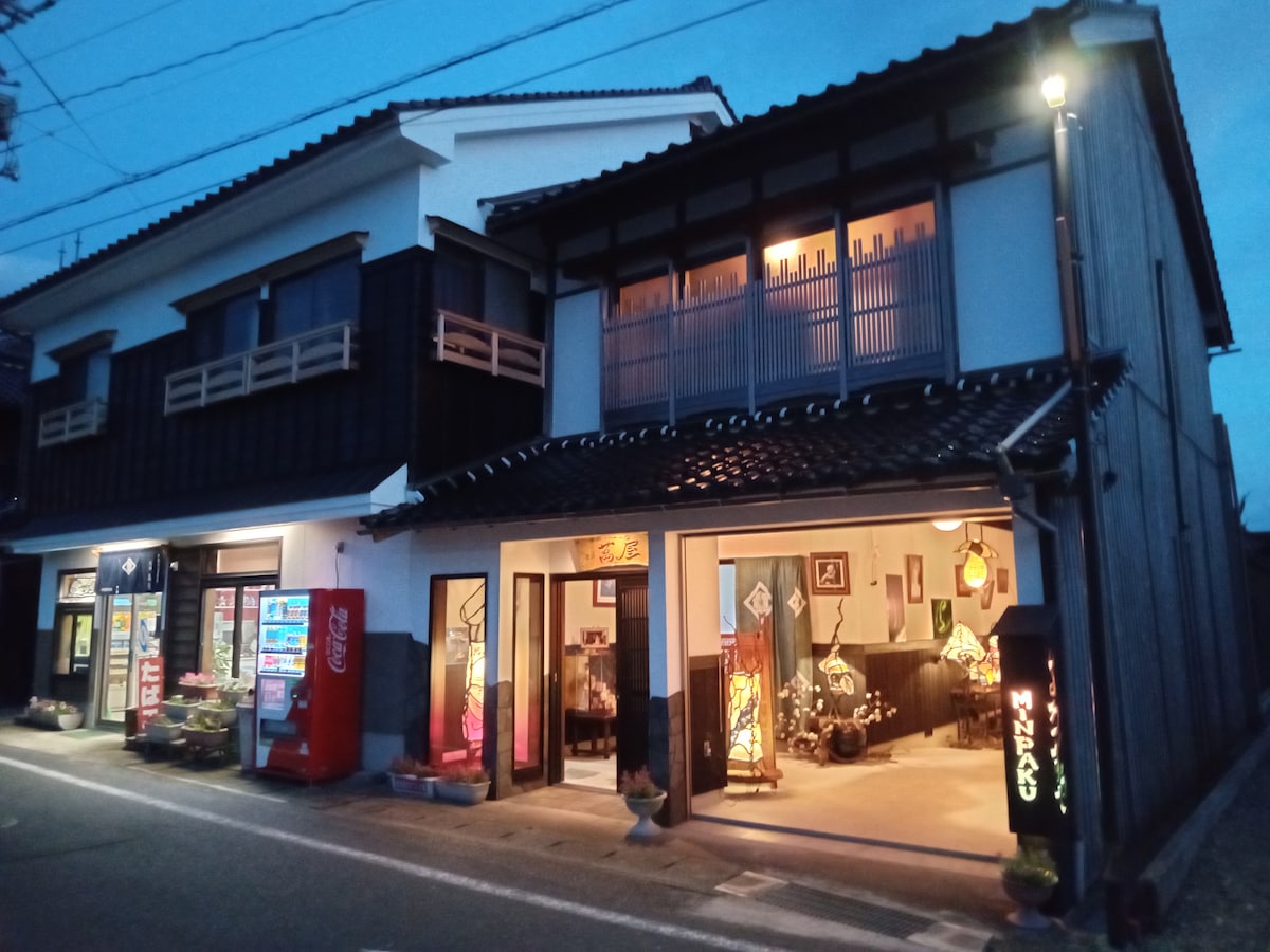 带日本传统纸灯的客房