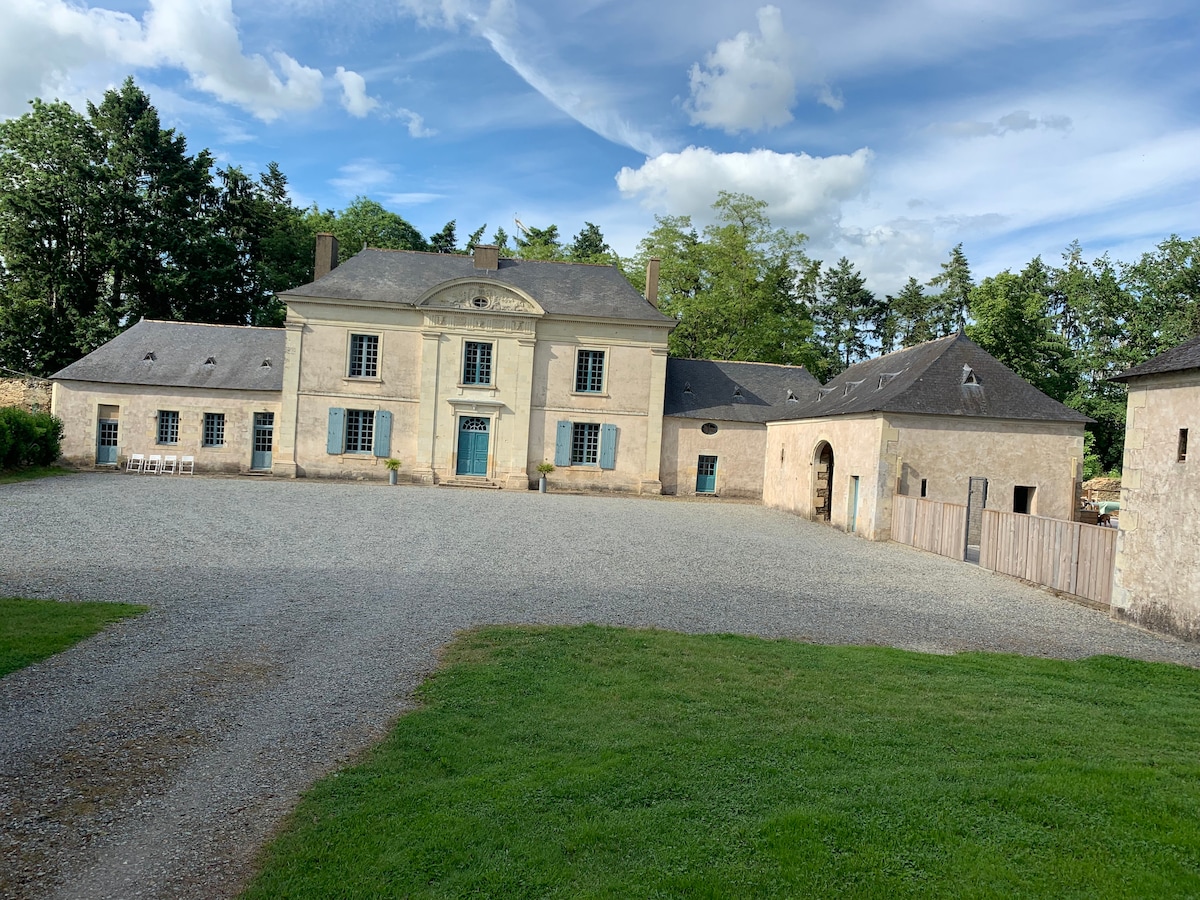 petit chateau Angevin