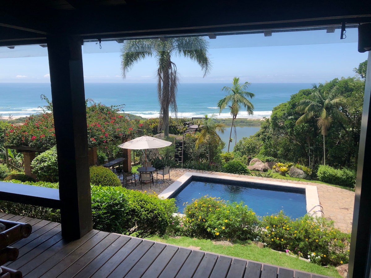 Casa na Praia do Rosa com vista do mar e piscina