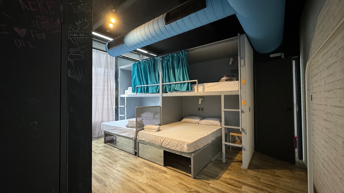 标志性雅典旅舍-混合宿舍的双人床