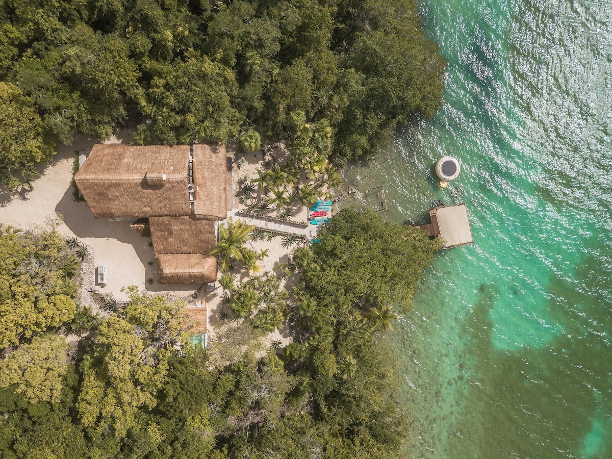 Casa Tita ，带私人码头和露台泳池的房子。