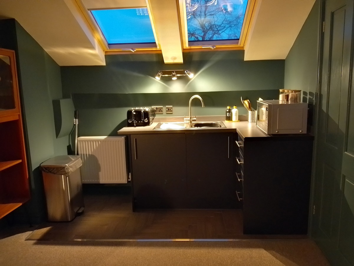 Contemporary, self catering, quiet, en-suite, loft