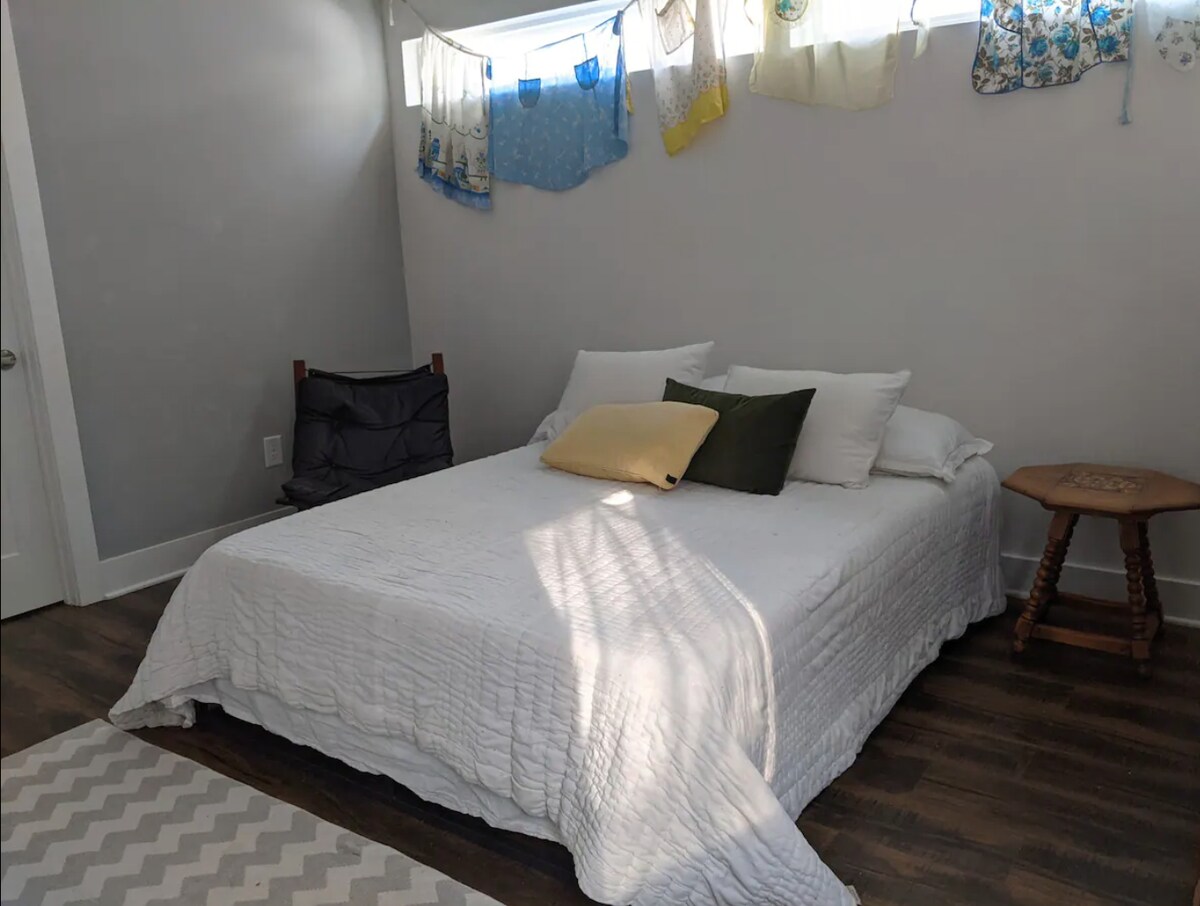 Females Welcome | Pets | 4.5 miles Downtown