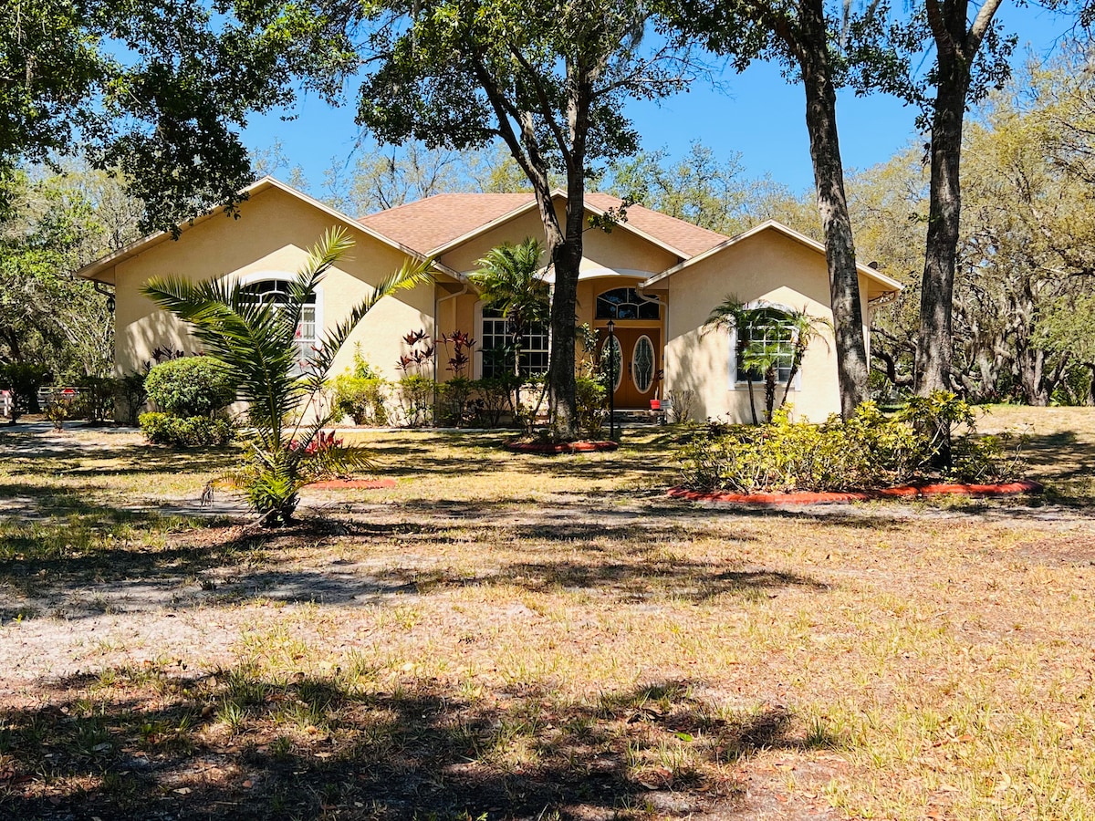 Quaint, suburban, country home!