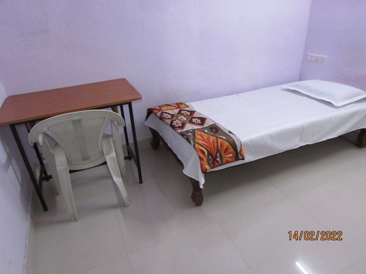 Goverdhan Single-Bed Private Ashish Guest House