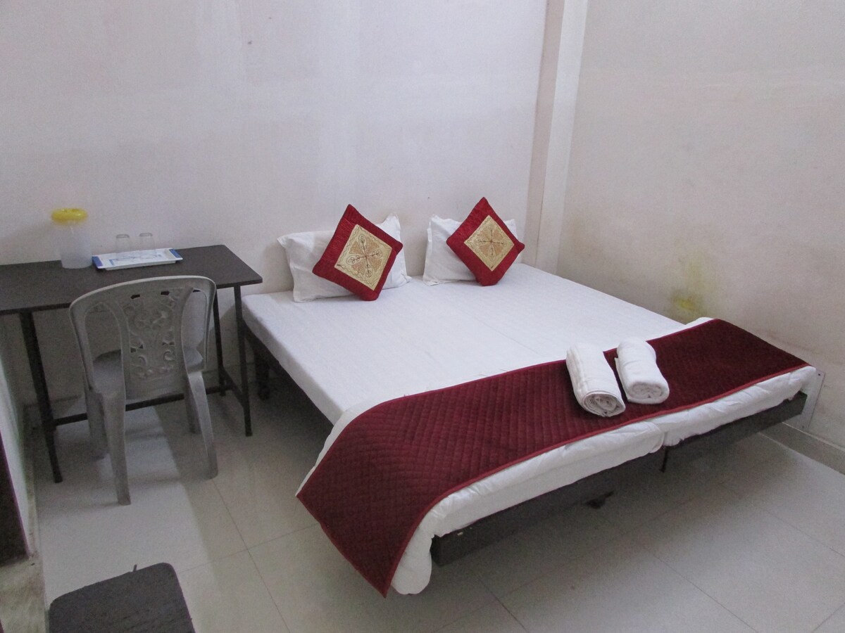 Goverdhan Double Bed Attached Ashish Guest House