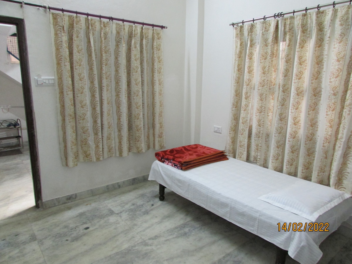 Goverdhan Single-Bed Private Ashish Guest House