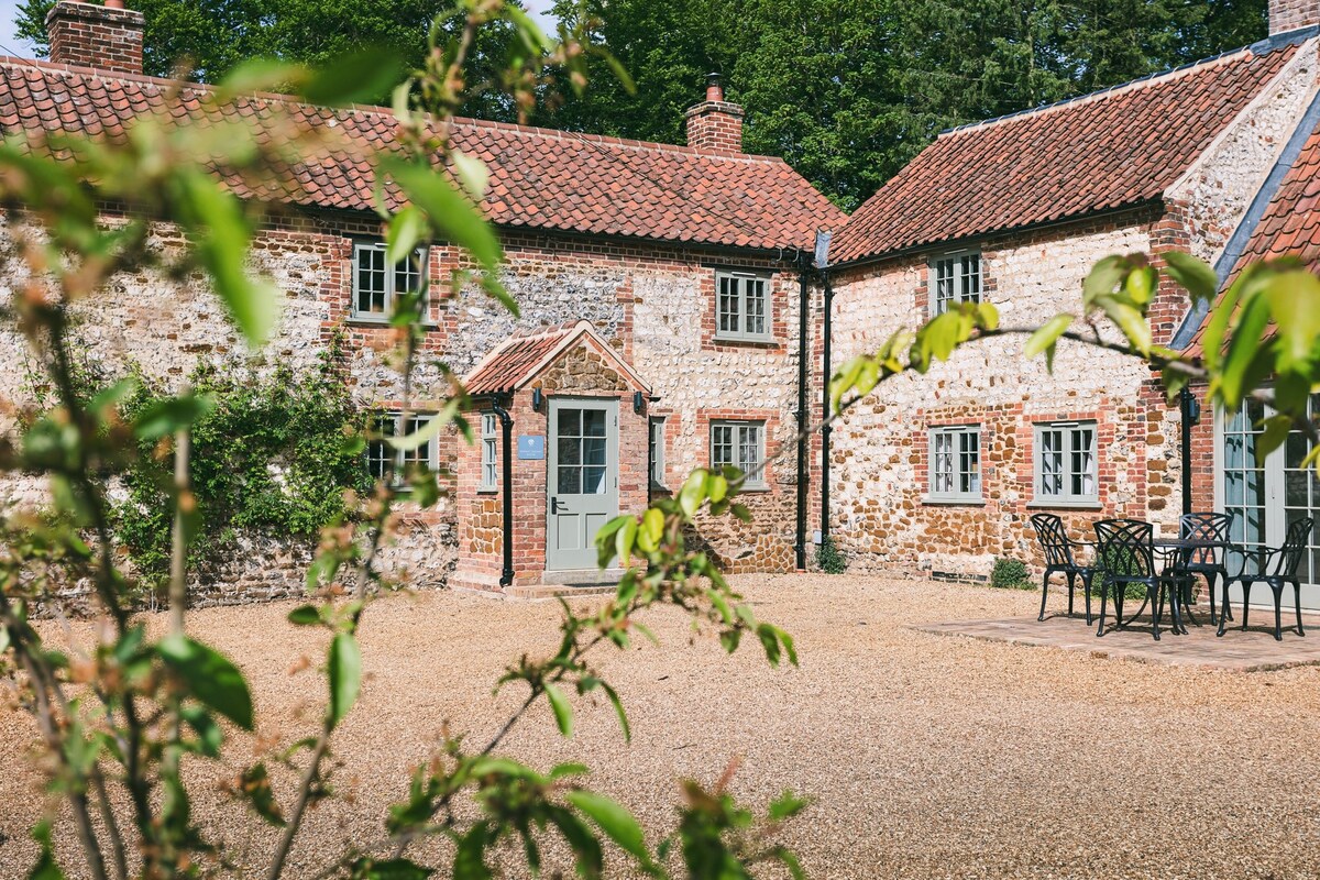 The Market Square House, Fring Estate