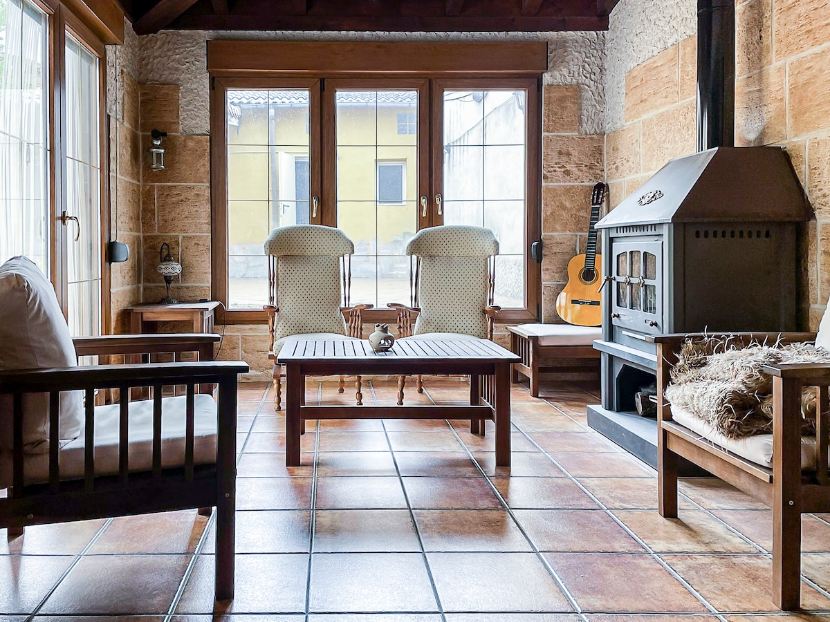 Casa "El Arrabal", con chimenea, piscina y patio.