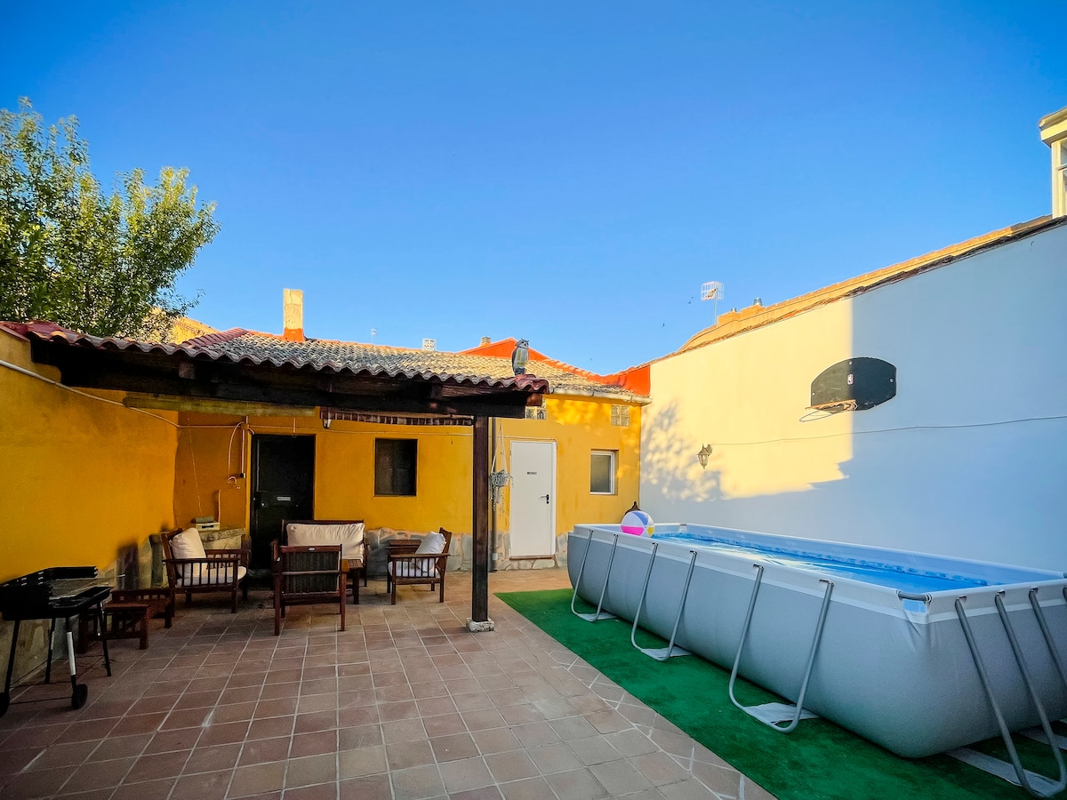 Casa "El Arrabal", con chimenea, piscina y patio.