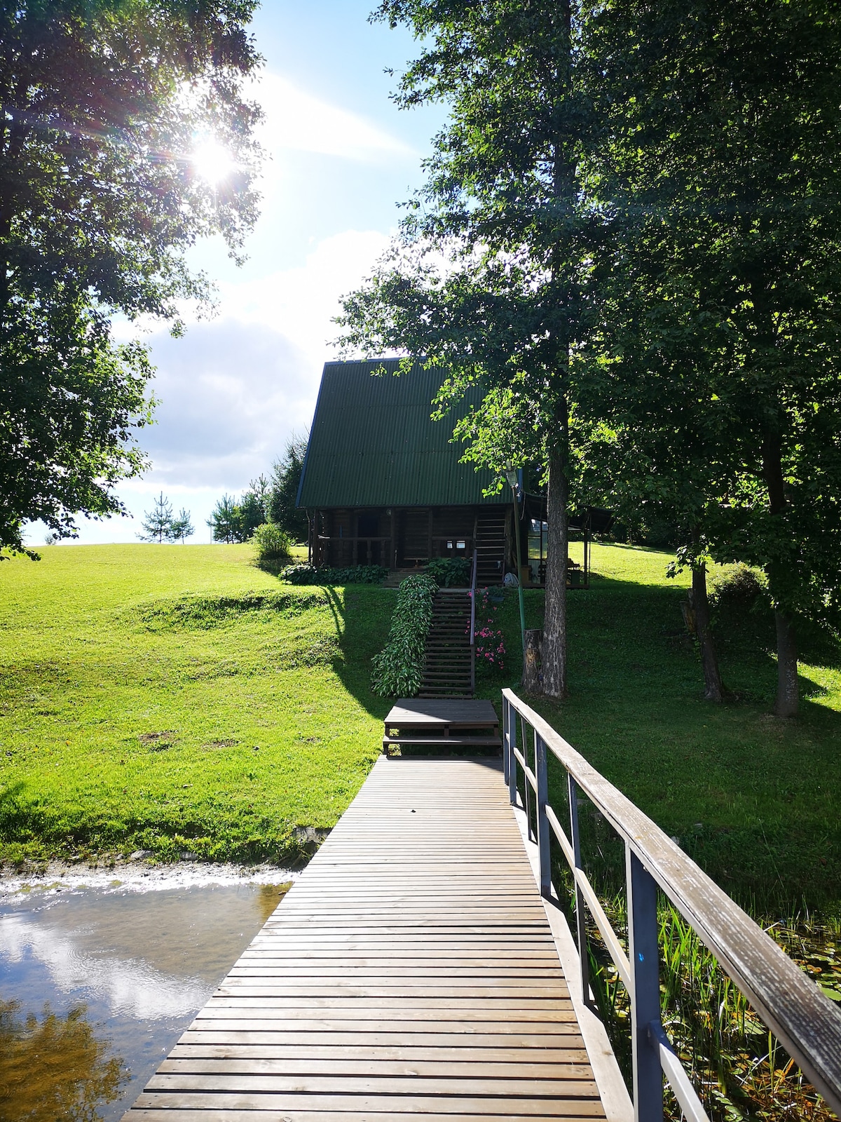 Hut in a serene lakeside location