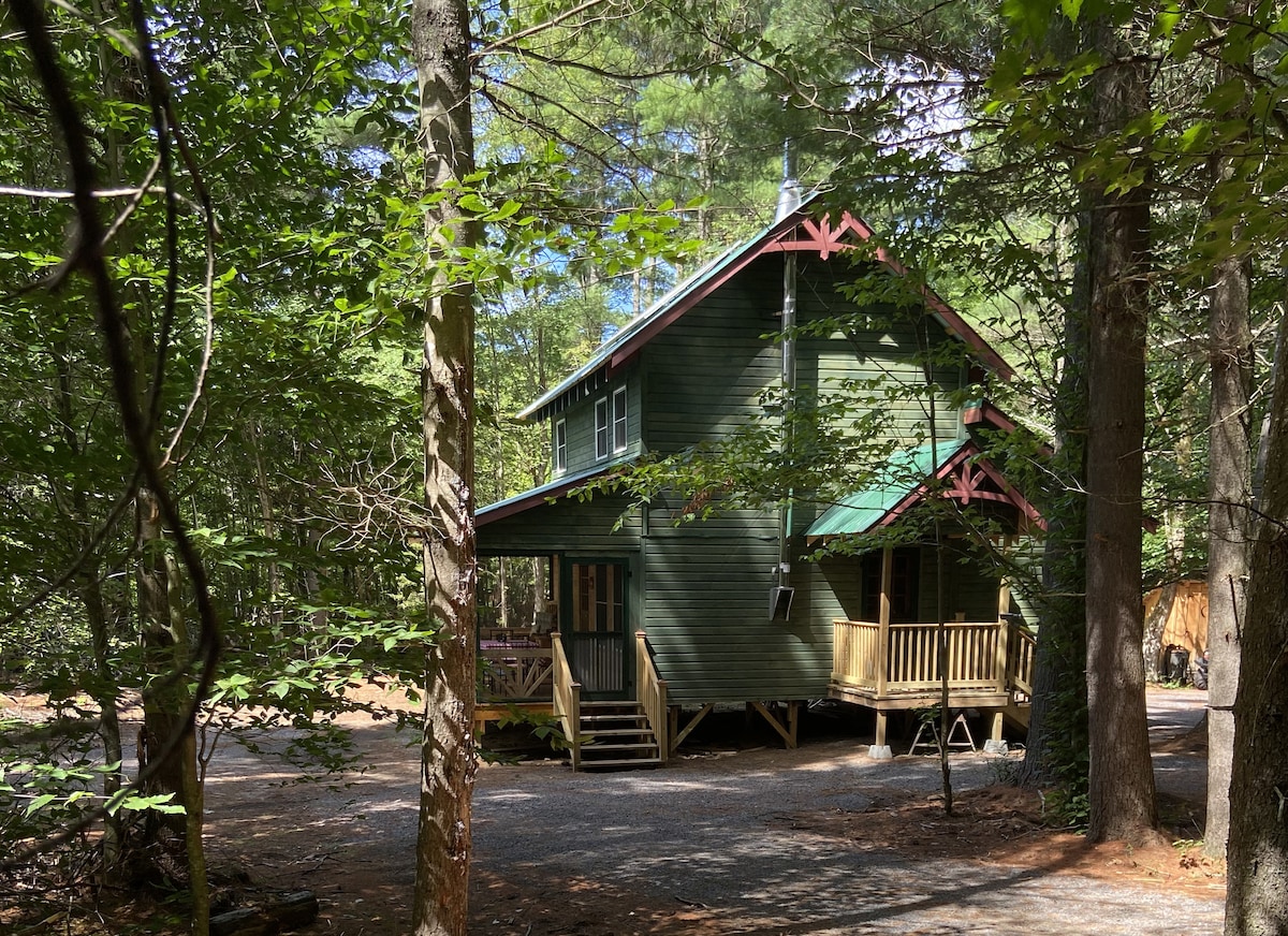 僻静的河俯瞰小木屋（ River Overlook Cabin ） ，占地160平方米。