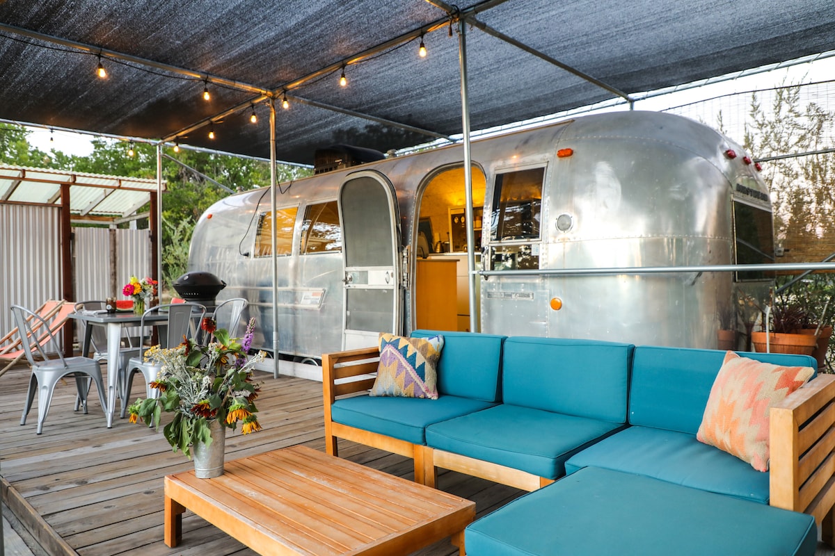 Saffron Farm的Vintage Airstream