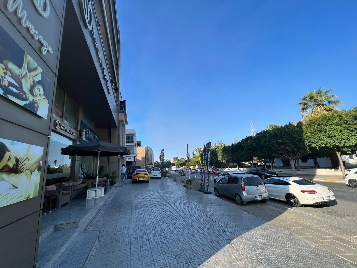 凯里尼亚（ Kyrenia ）市中心的2 +1豪华公寓，可供日租