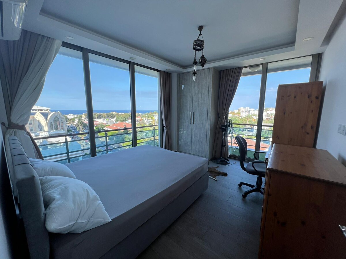 凯里尼亚（ Kyrenia ）市中心的2 +1豪华公寓，可供日租