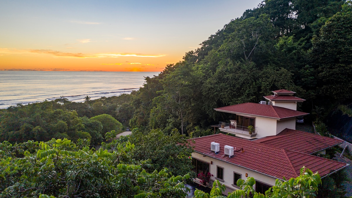 New 4 Bedroom Luxury Home, Walk to the Beach! Best Ocean Views in Dominical!