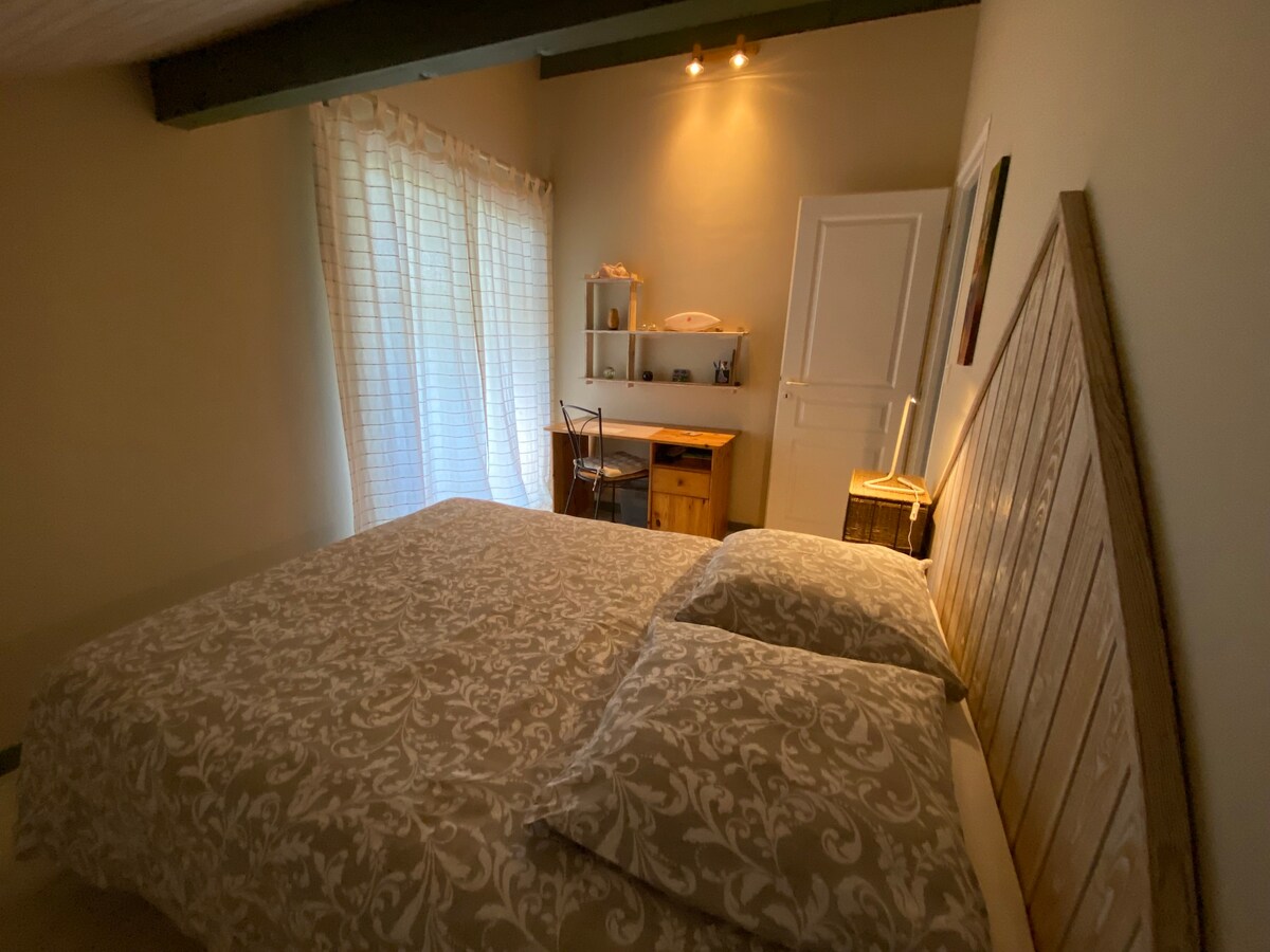 Chambre avec salle de bain et WC partagés