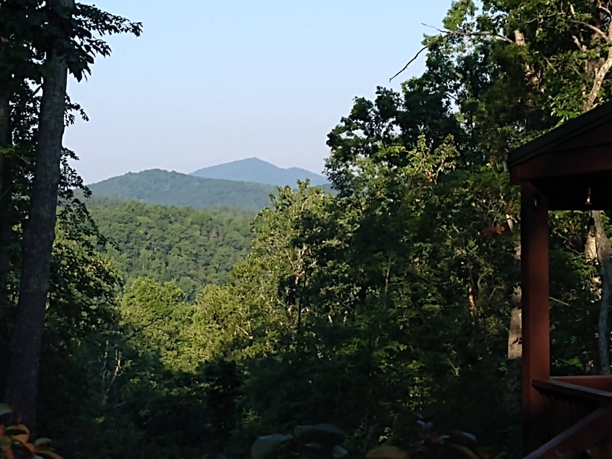 舒适的小木屋，可欣赏山景和步道