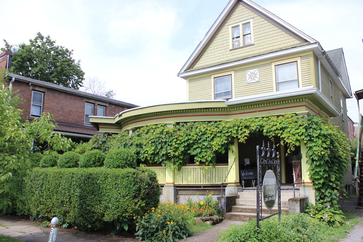 1895-97 Victorian/Queen Ann B&B Elkins WV Rm1