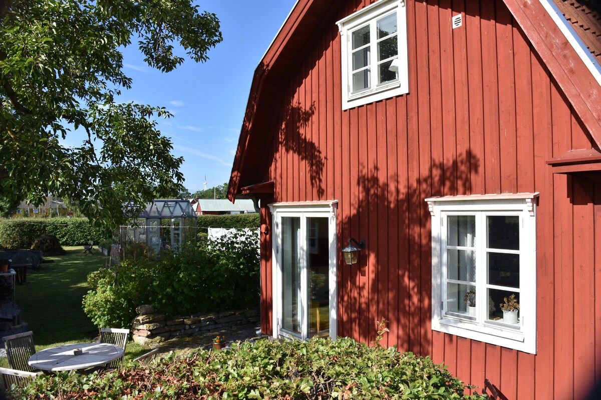 Annie 's House, Mörby