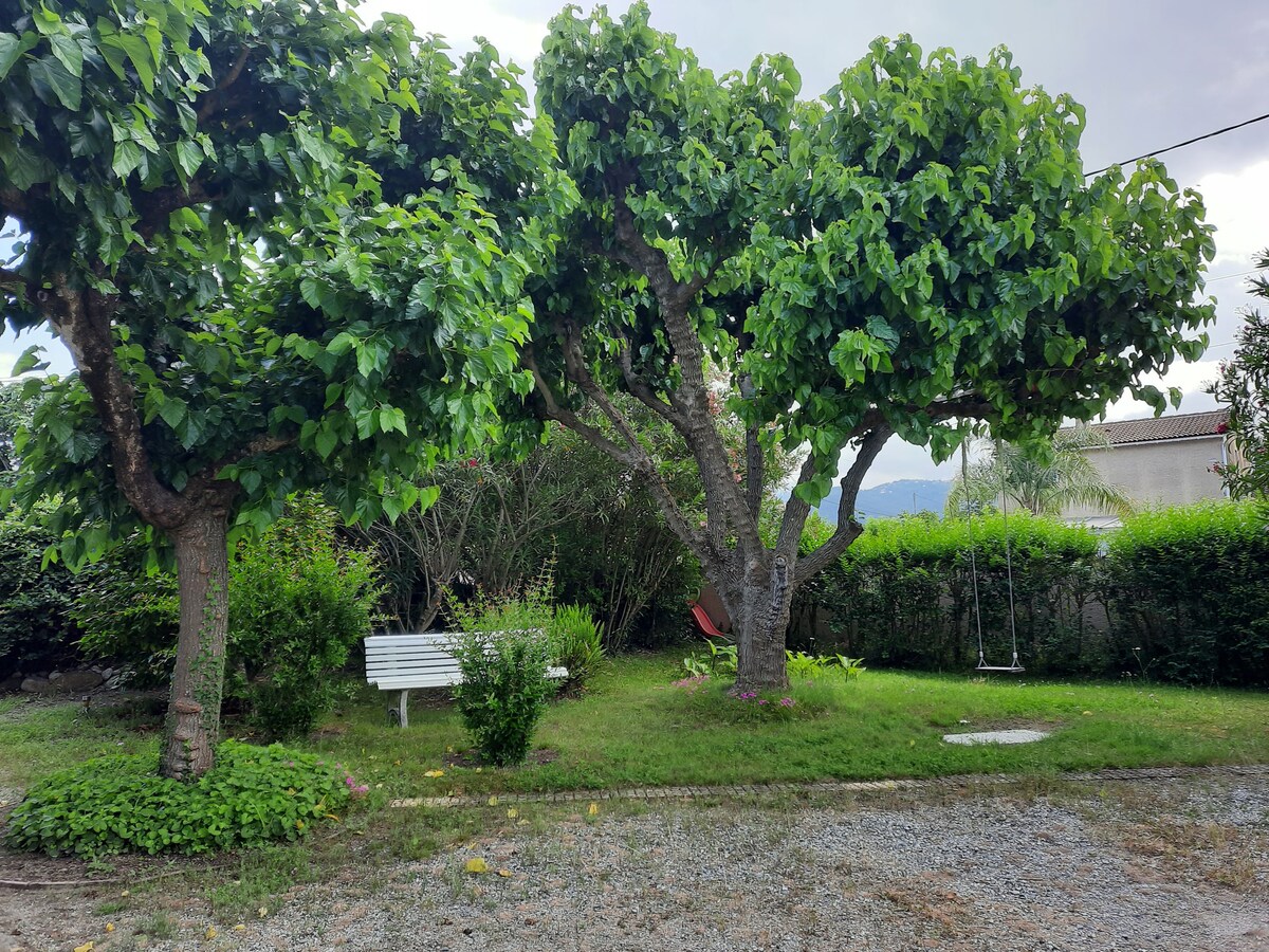 Corse Est, étage climatisé,  jardin, terrasse