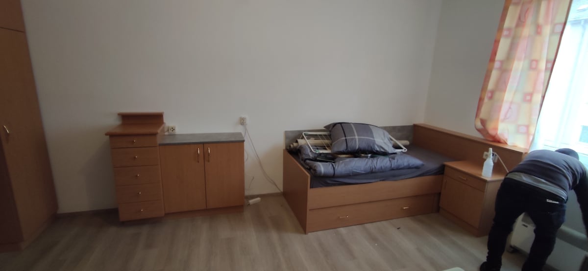 Zentral geräumiges Zimmer.