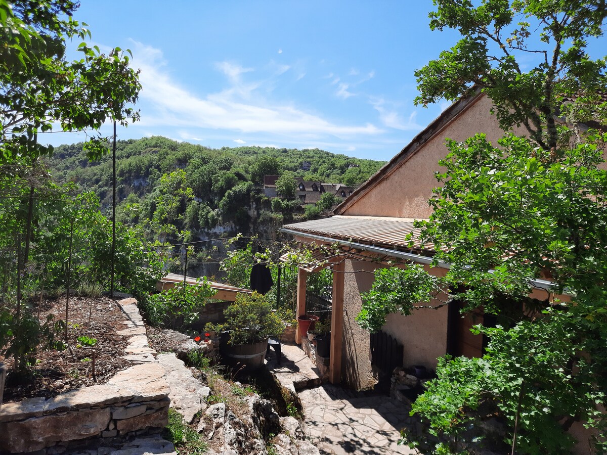 "Ma Maison" en belvédère sur la vallée du Lot.