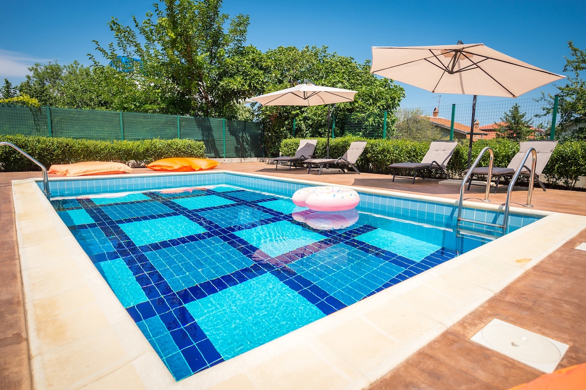 ✯👌Gradina阳光明媚的夏日别墅，带泳池 🌞✯