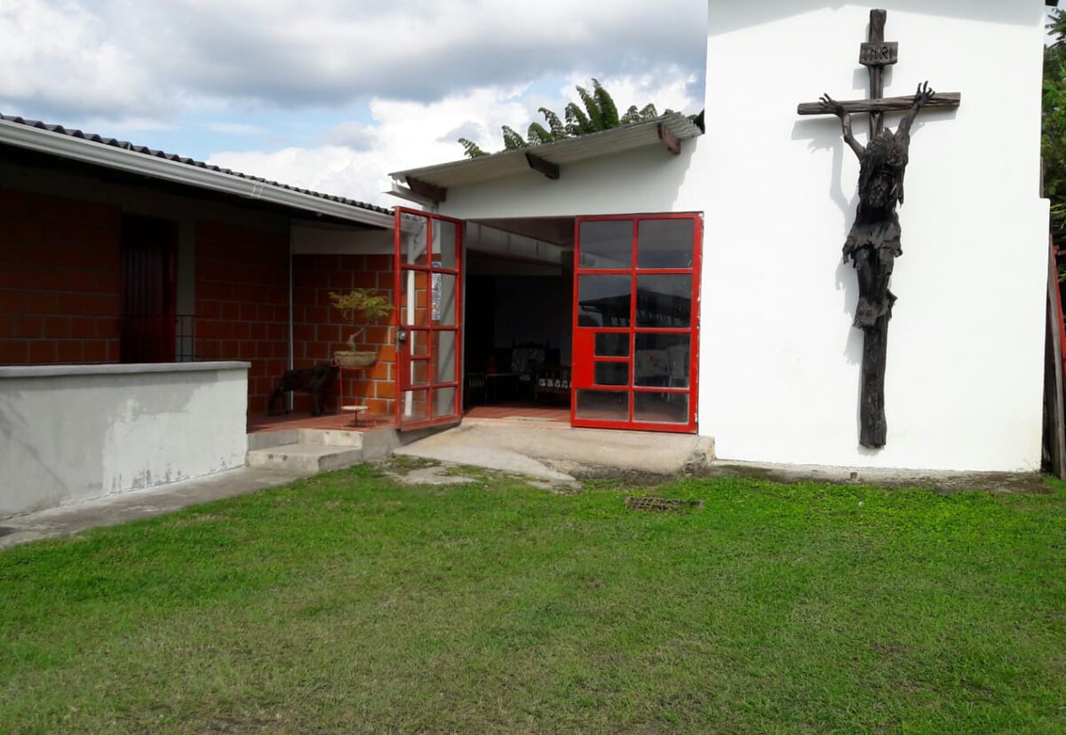 Finca Altamira, ¡Arte, paisaje y descanso!, Casa