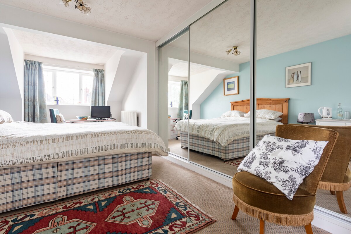 Meanwood设有2米宽双人床的房间，带套房。